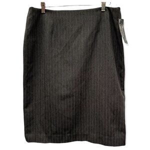 Larry Levine Women's size 14 above the knee grey aqua pin stripe pencil skirt